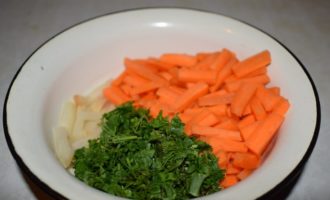 режем морковь