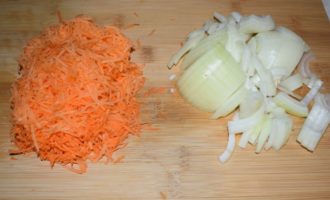 режем лук, морковь