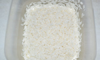 замачиваем рис