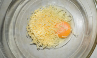 смешиваем яйцо с сыром