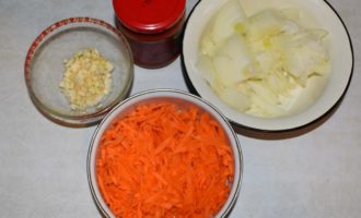 режем лук, морковь