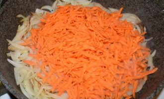 обжариваем лук и морковь