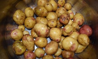 чистим картофель