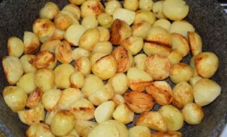 перемешиваем картофель