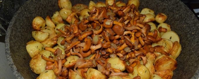жареный картофель с грибами