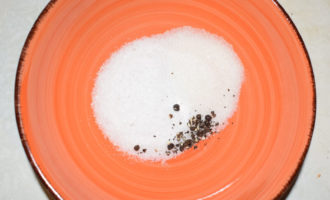 смешиваем соль с сахаром