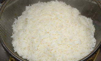 сливаем рис