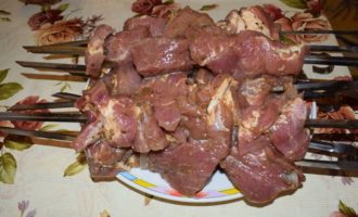 нанизываем мясо на шампура