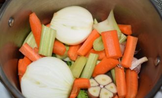 закладываем овощи в кастрюлю