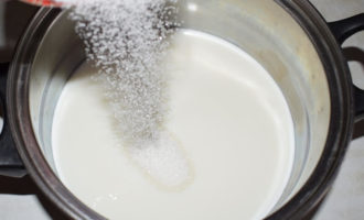 смешиваем молоко с сахаром