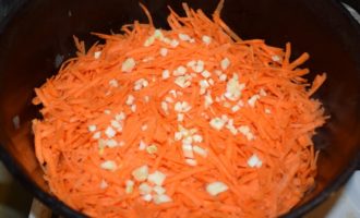 добавляем морковь с чесноком