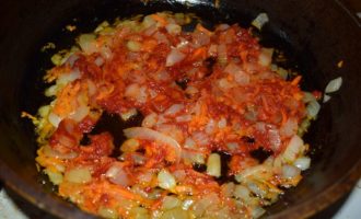 добавляем томатную пасту