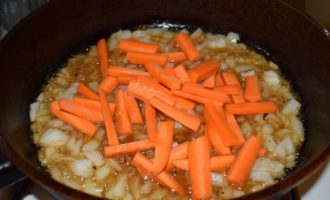 обжариваем лук с морковью
