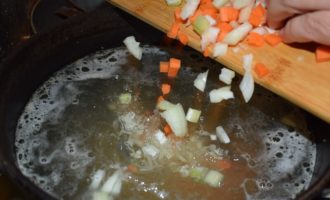 добавляем морковь с луком