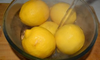 заливаем кипятком лимоны