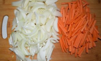 нарезаем лук с морковью