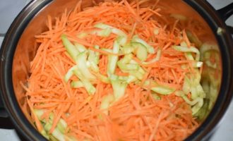 соединяем кабачки с морковью