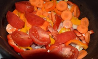 добавляем морковь и помидоры