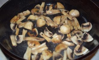 обжариваем грибы